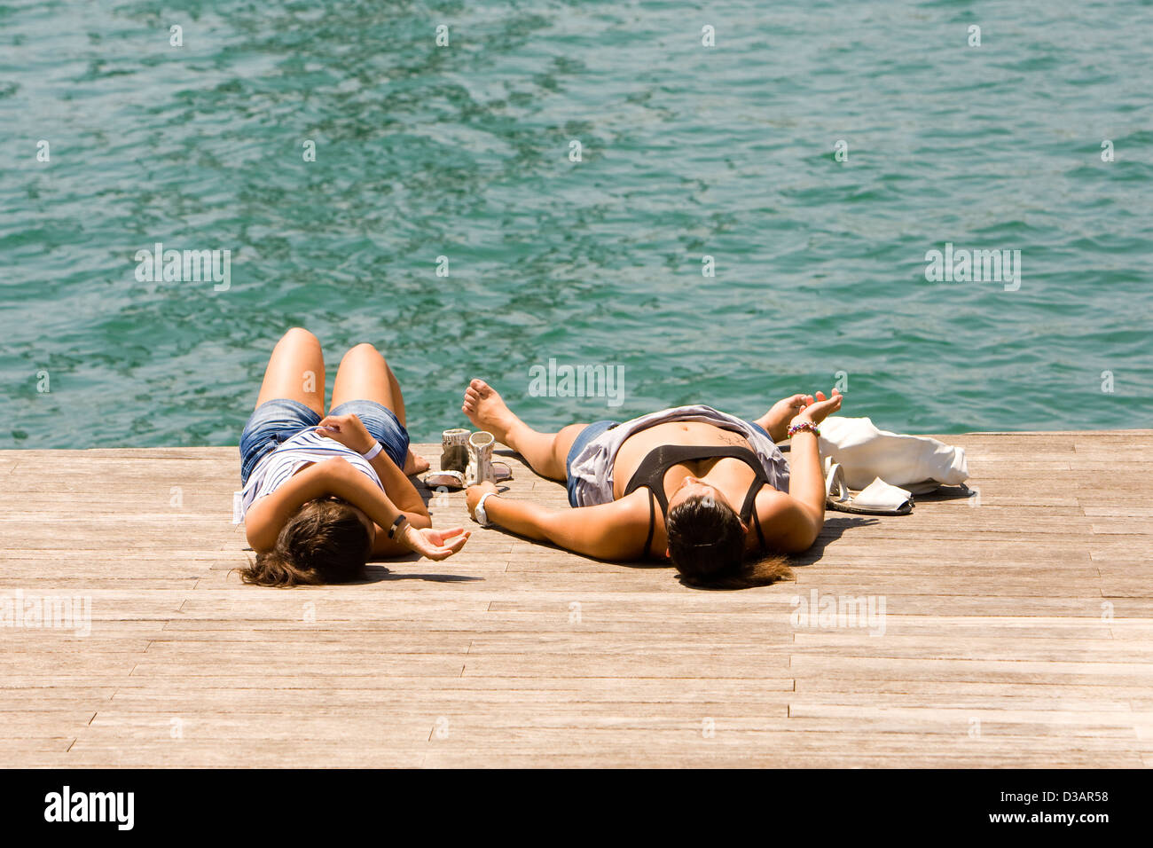 Barcelona, España, la mujer toma el sol en el Port Vell Foto de stock