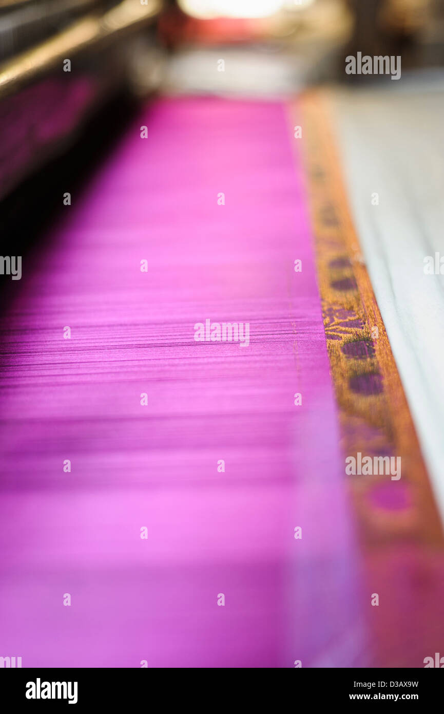 Cerrar hilos de tejido en telar Fotografía de stock - Alamy