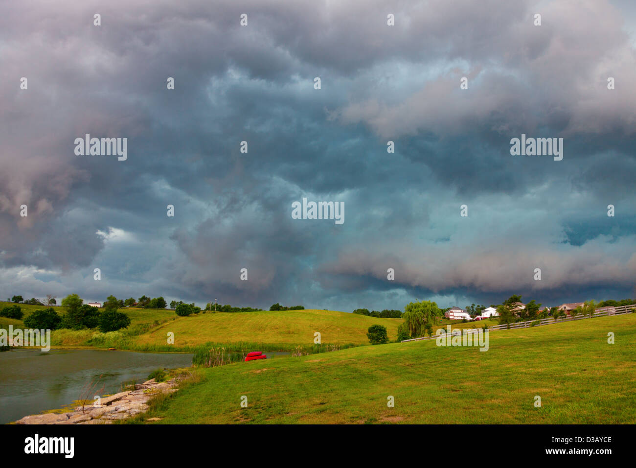 Nubes de tormenta en un barrio residencial en Kentucky Foto de stock