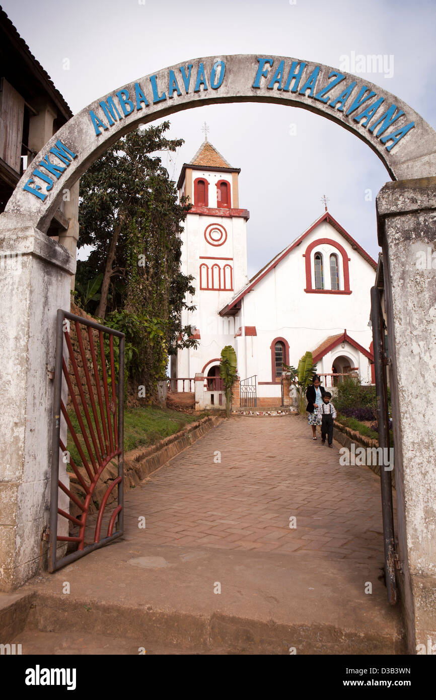 Madagascar, Fianarantsoa, Upper Town, Haute Ville, Iglesia evangélica a través de la puerta de enlace Foto de stock