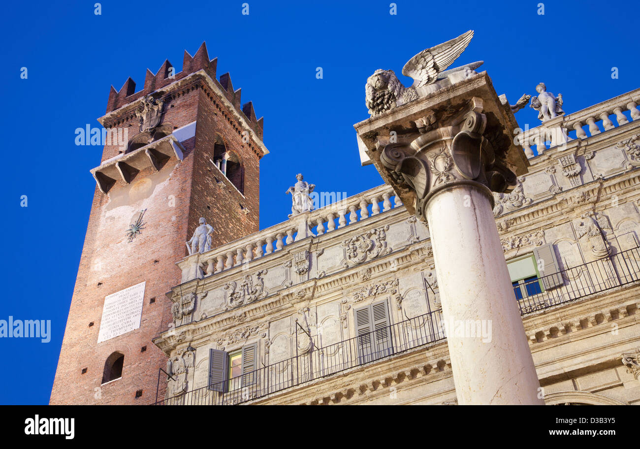 Verona - Porta Leona y el Palazzo Maffei y st. Marque la columna desde la Piazza Erbe en el atardecer Foto de stock