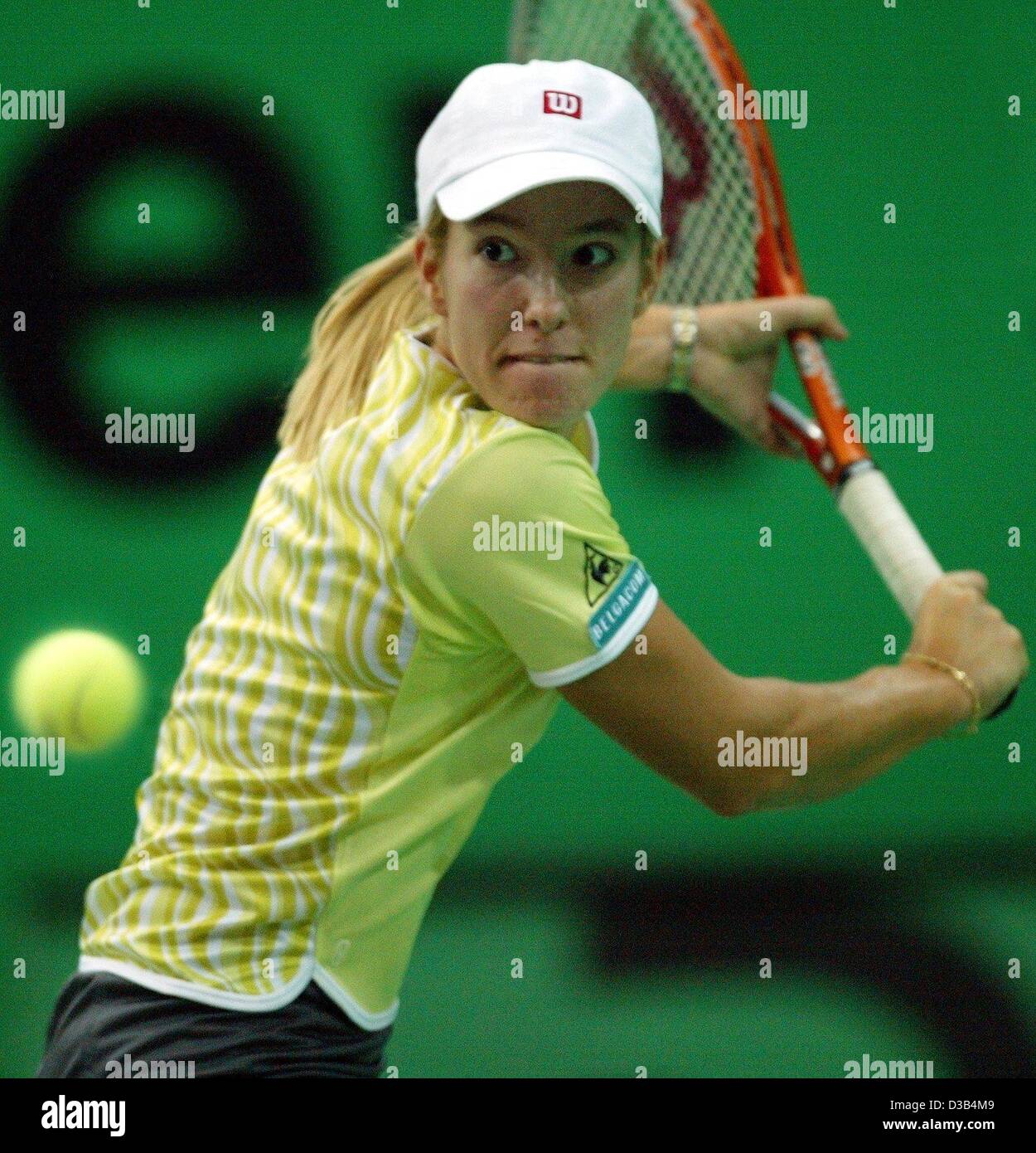 (Dpa) - La tenista belga Justine Henin golpea un escrito durante la semi final del 13º Torneo Internacional WTA Sparkassen Cup en Leipzig, Alemania, el 28 de septiembre de 2002. Ella es derrotado 6:4 y 6:2 por el jugador estadounidense Serena Williams. Foto de stock