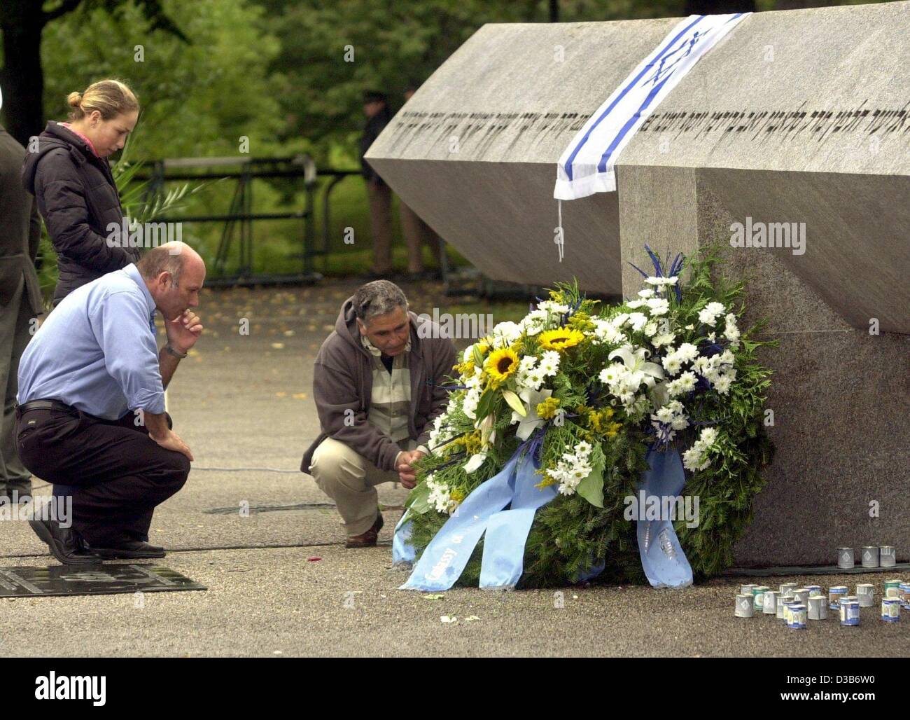 (Dpa) - Treinta años después de que un ataque terrorista familiares conmemorar las víctimas en un monumento en la Villa Olímpica en Munich, el 11 de agosto de 2002. Los terroristas palestinos habían matado a once atletas israelíes y un policía alemán durante los Juegos Olímpicos, el 5 de septiembre de 1972 en Munich. Foto de stock
