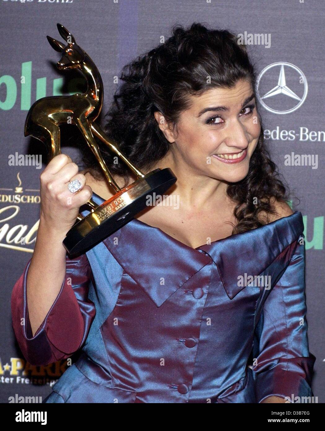 (Dpa) - La soprano italiana Cecilia Bartoli sonríe mientras posa con el premio Bambi ella ganó en la categoría de "Música Clásica" en los Bambi award show en el Estrel Convention Center de Berlín, 21 de noviembre de 2002. Unos 1.000 invitados asistieron a la 54ª ceremonia de entrega del premio Bambi entertainment, cuyo Foto de stock