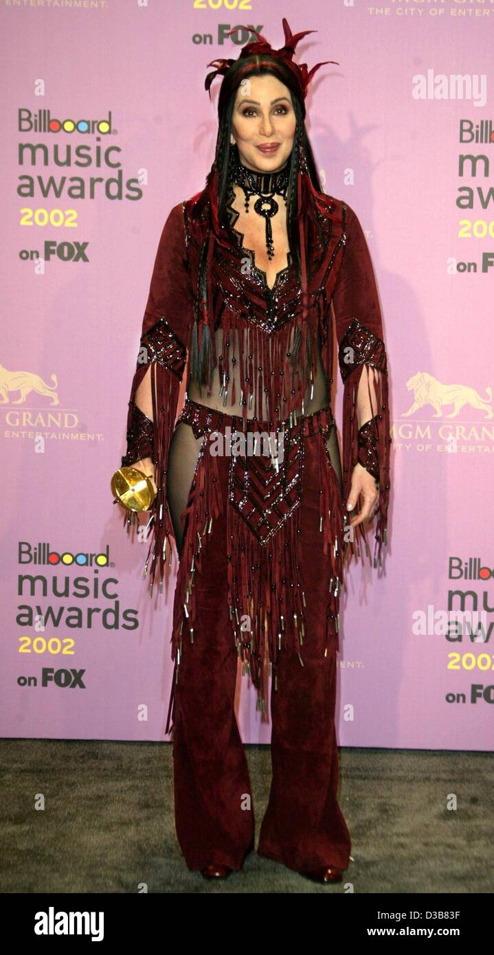 Dpa) - La estrella del pop estadounidense Cher está posando con su trofeo,  Las Vegas, el 9 de diciembre de 2002. Cher recibió el premio por sus logros  de toda una vida