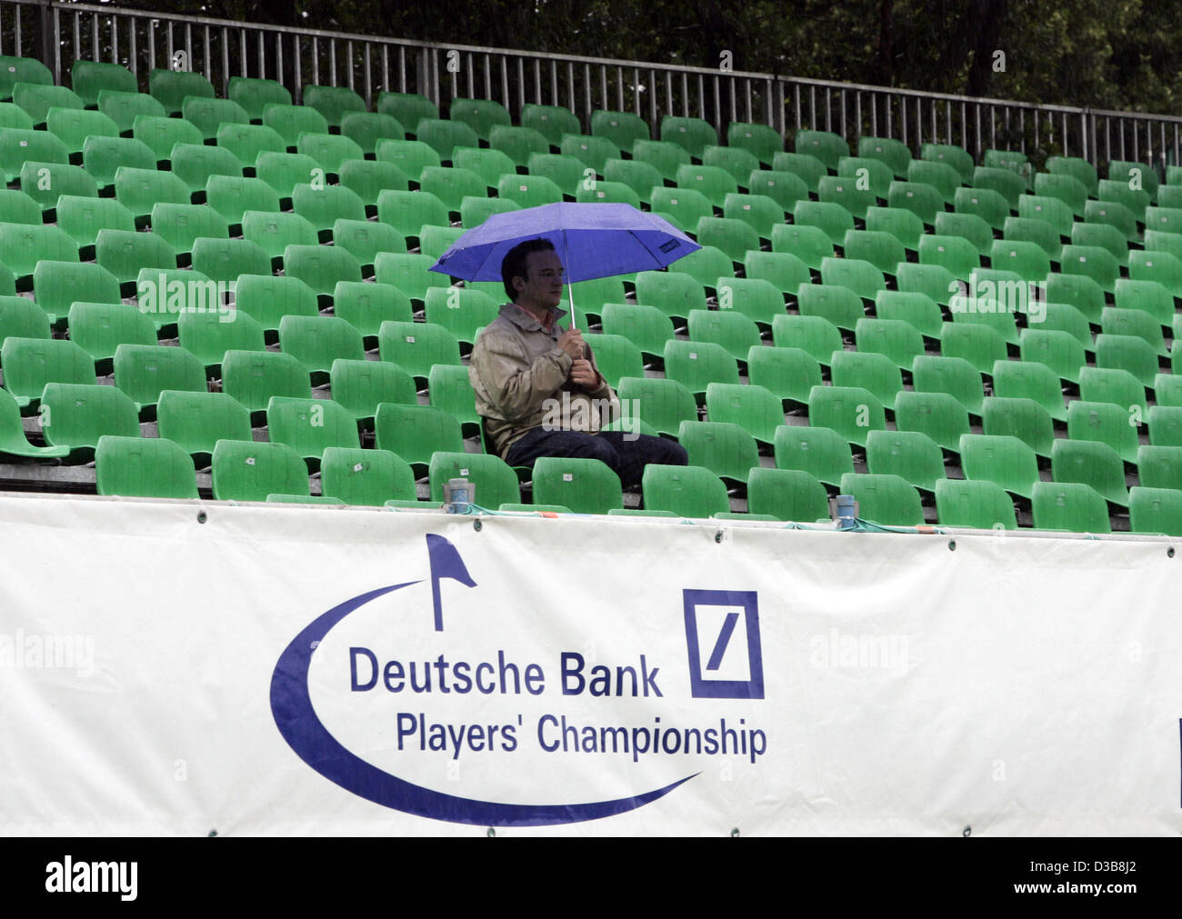 (Dpa) - un fan del Golf espera el inicio de la "Deutsche Bank jugadores Campeonato de Europa 2005" en la lluvia torrencial en Alveslohe (Alemania), el jueves 21 de julio de 2005. El inicio se retrasó seis horas debido a las intensas lluvias caídas. El torneo se lleva a cabo hasta el 24 de julio de 2005 en la mansión "Gut Kaden". Con un Foto de stock
