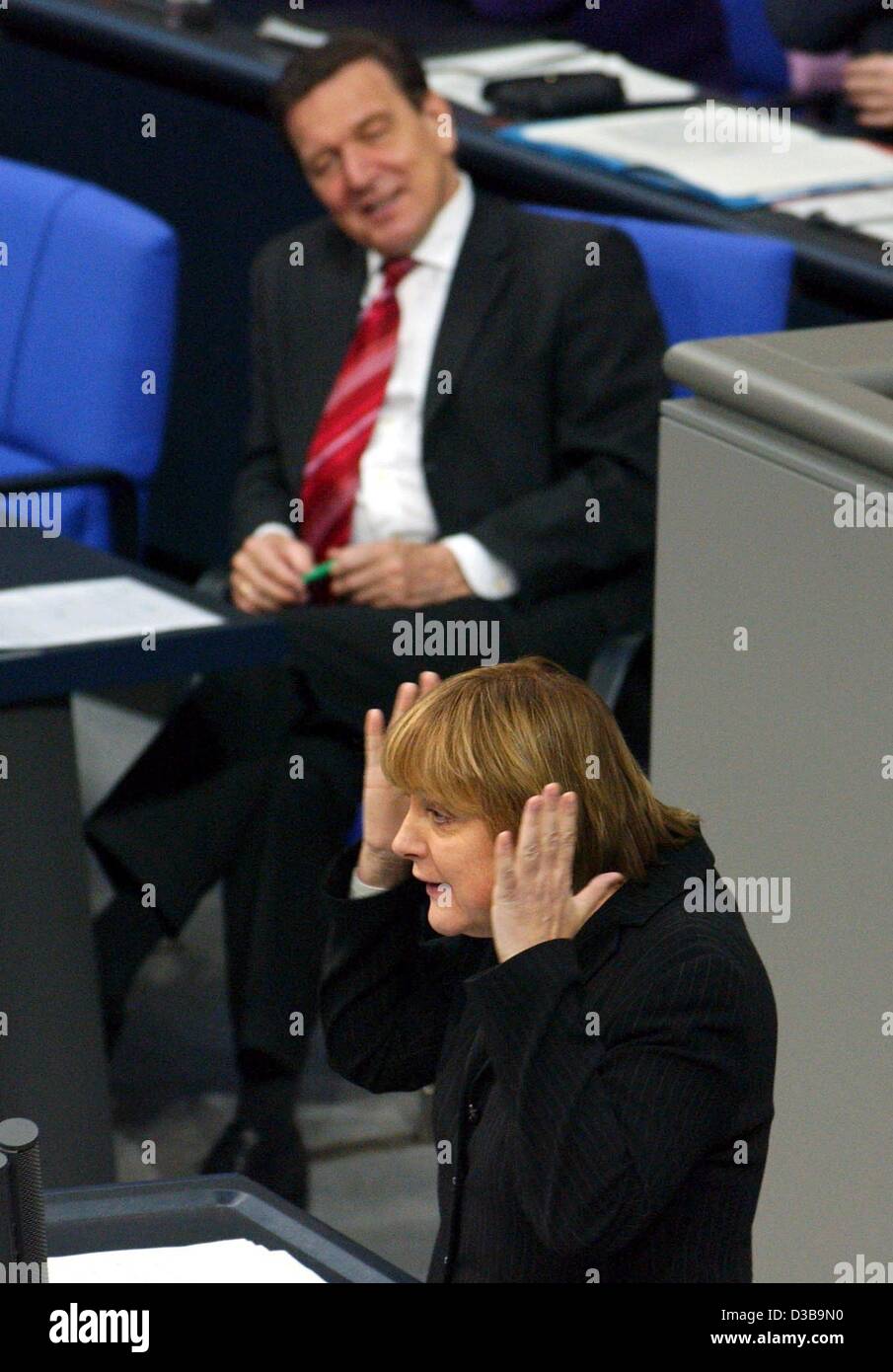 (Dpa) - La presidenta de la CDU, Angela Merkel, gestos como ella habla en el Bundestag (Cámara Baja del Parlamento alemán), observados por el canciller Schroeder, Berlín, 4 de diciembre de 2002. Merkel dijo Schroeder no era apropiado para las tareas necesarias. Foto de stock