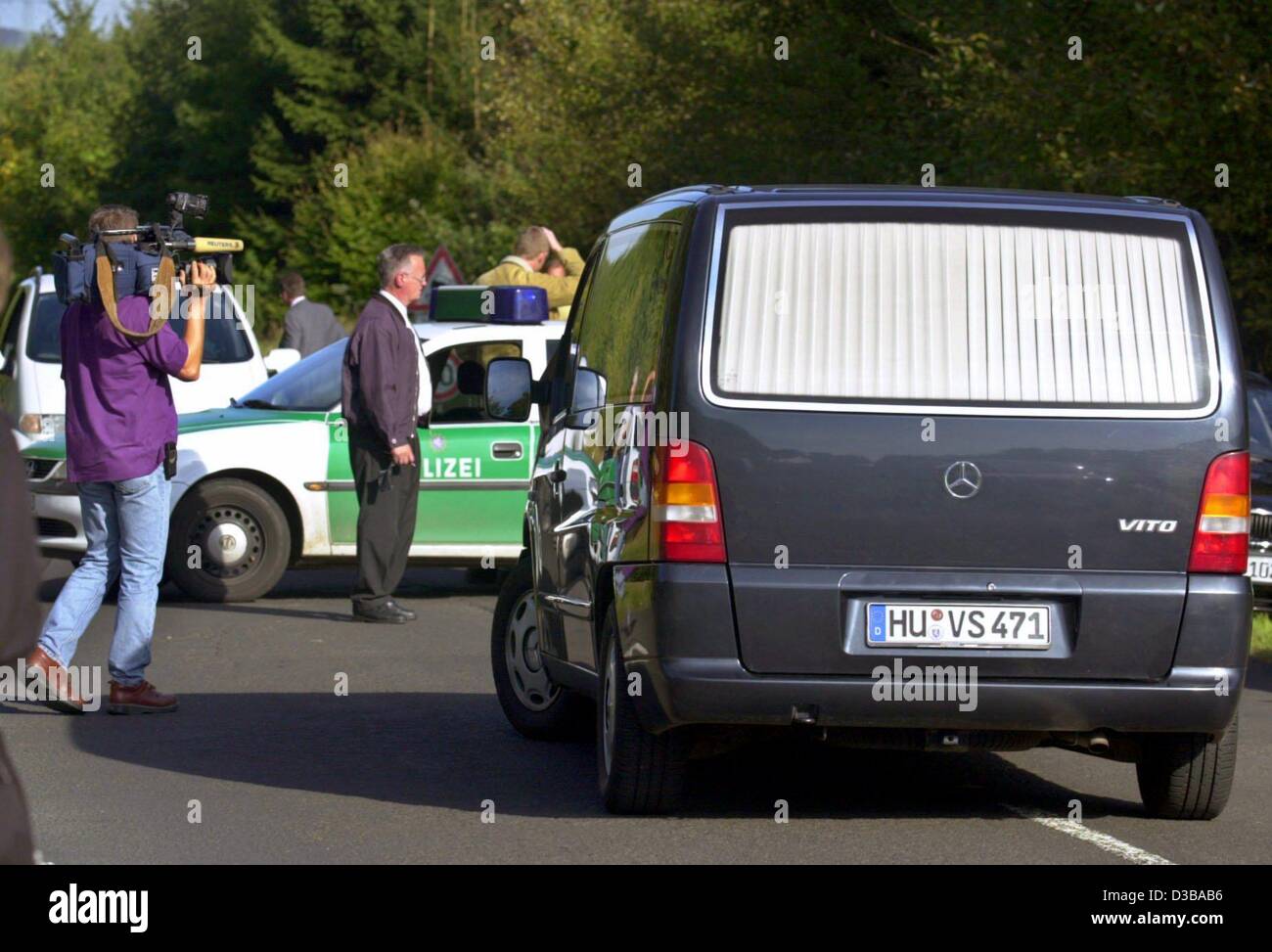 (Dpa) - Una carroza fúnebre se encuentra en una barricada de la policía, donde el límite máximo del cadáver secuestrado Jakob von Metzler, hijo de una prominente familia bancario, fue encontrado cerca de Rabenstein, cerca de Frankfurt, Alemania, el 1 de octubre de 2002. El niño de 11 años, fue secuestrado el 27 de septiembre en su camino a casa desde la escuela. Él w Foto de stock