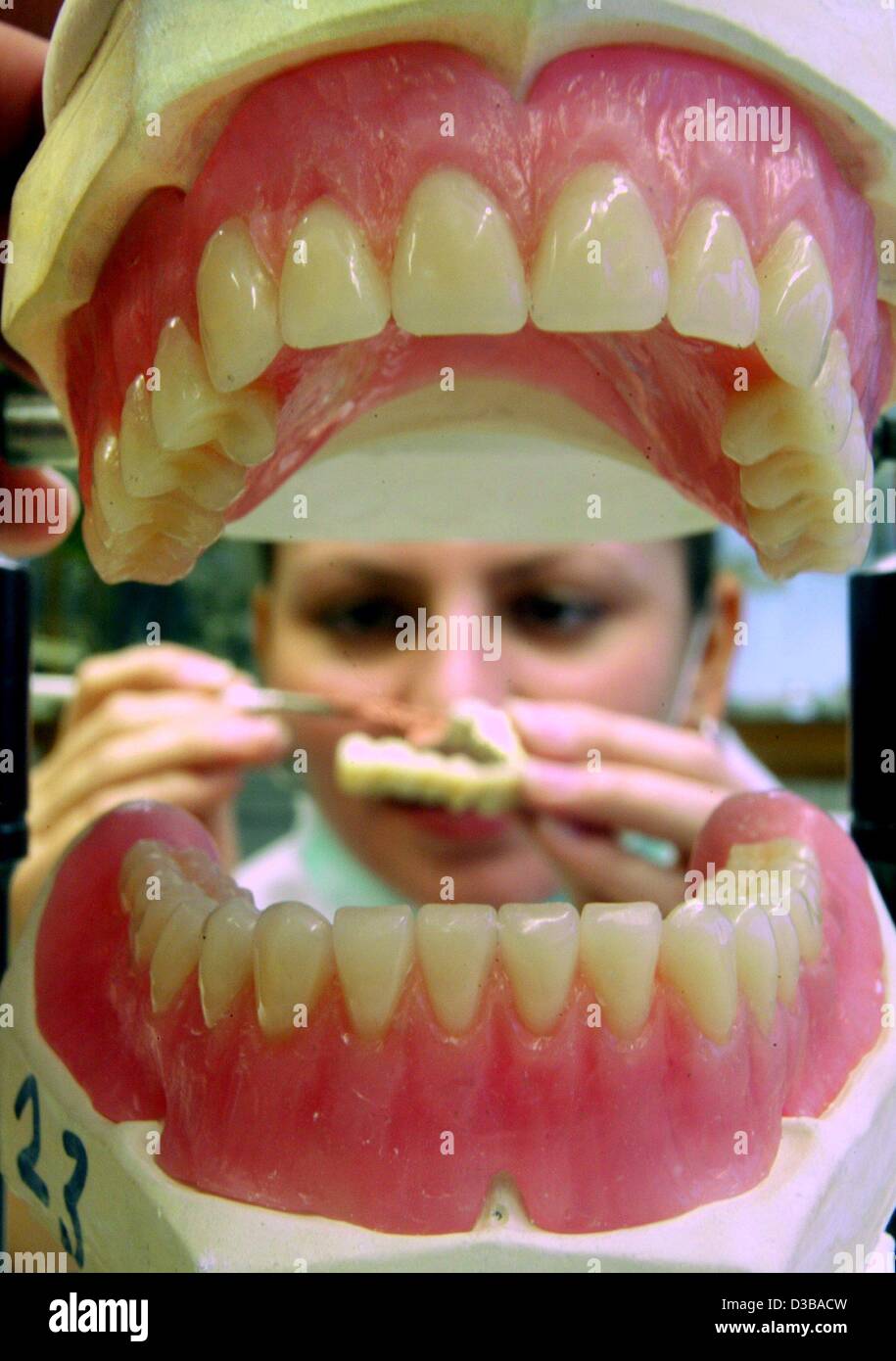 Dpa) - Un conjunto de dientes falsos es retratada en frente de un protésico  dental que trabaja en un laboratorio dental en Duesseldorf, Alemania, el 21  de noviembre de 2002. Cuatro personas