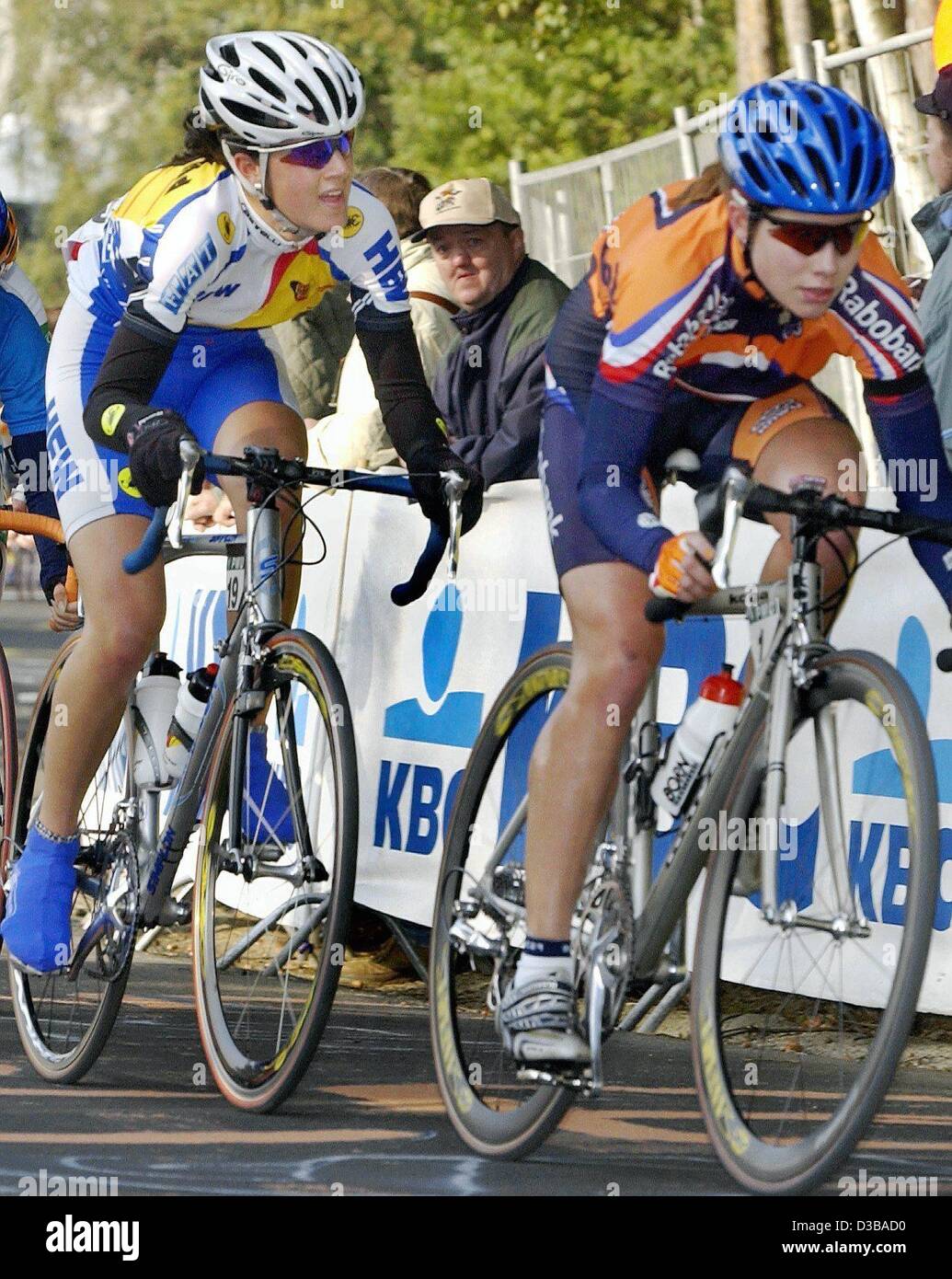 (Dpa) - El ciclista holandés Suzanne de Goede (R) es seguida por la alemana Claudia Stumpf justo antes de alcanzar la línea de meta de la Mujer Junior del Campeonato del Mundo de ciclismo en carretera en Zolder, Bélgica, 11 de octubre de 2002. Foto de stock