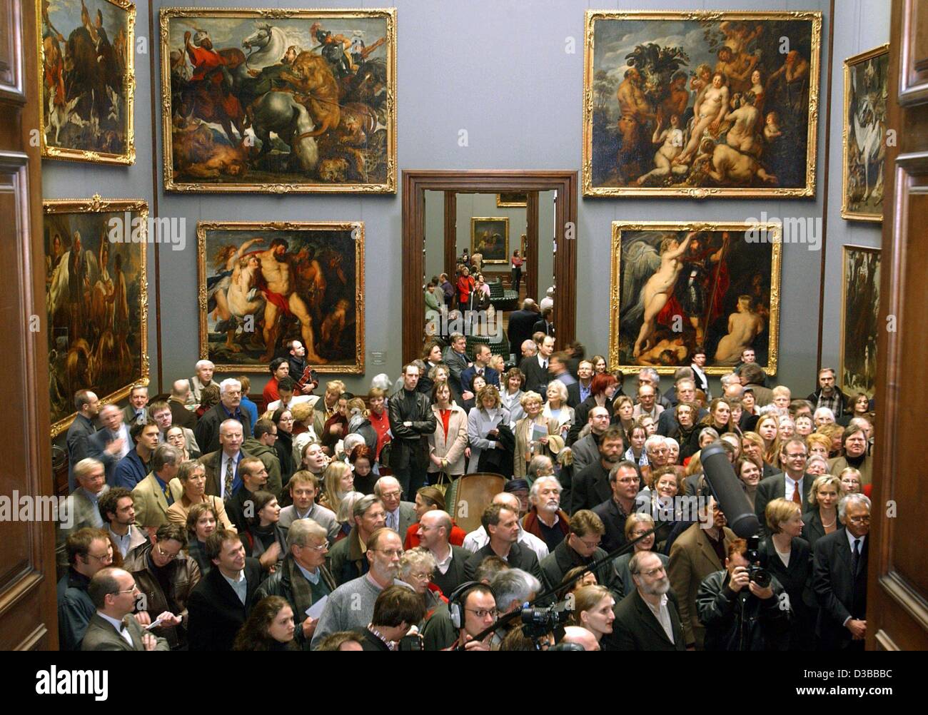 (Dpa) - La galería de pintura de los antiguos maestros en el Zwinger re-abierto a un gran negocio a raíz de las inundaciones que cerró la galería durante tres meses, Dresden, el 9 de noviembre de 2002. Foto de stock