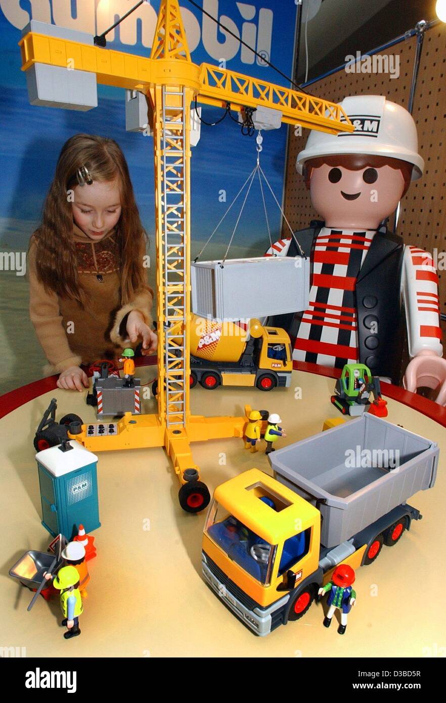 Volcán becerro servidor Dpa) - Caro juega con un camión grúa de Playmobil y en el stand de Playmobil  durante la 54ª Feria del Juguete de Nuremberg en Nuremberg, Alemania, el 29  de enero de