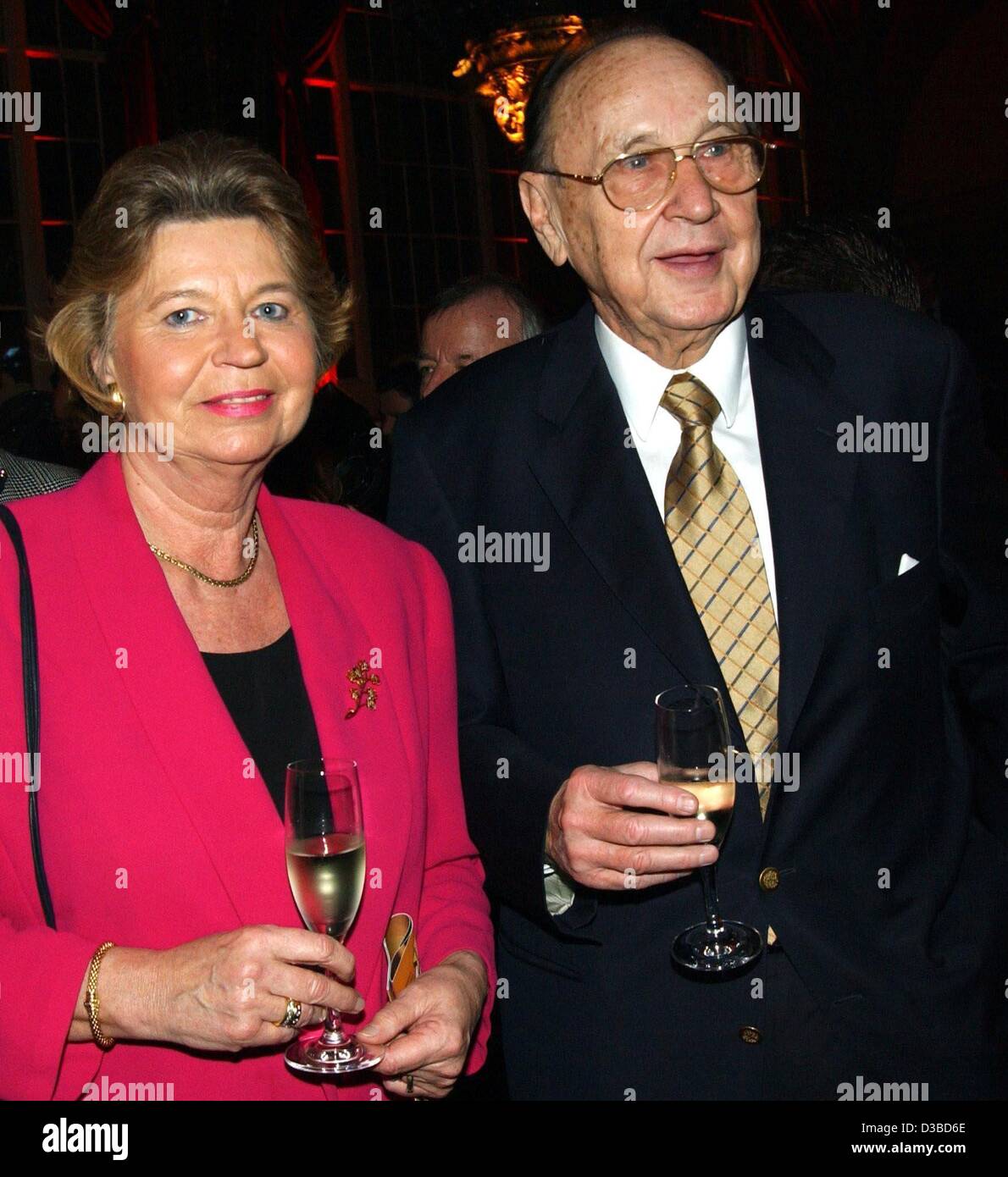 (Dpa) - El ex ministro alemán de Relaciones Exteriores Hans-Dietrich Genscher y su esposa Barbara retratada en el llamado "Partido Zuckerhut" (pan de azúcar) por el productor de confitería Lambertz, Colonia, Alemania, el 27 de enero de 2003. El político alemán había sido presidente del partido liberal alemán FDP desde 1974 Foto de stock