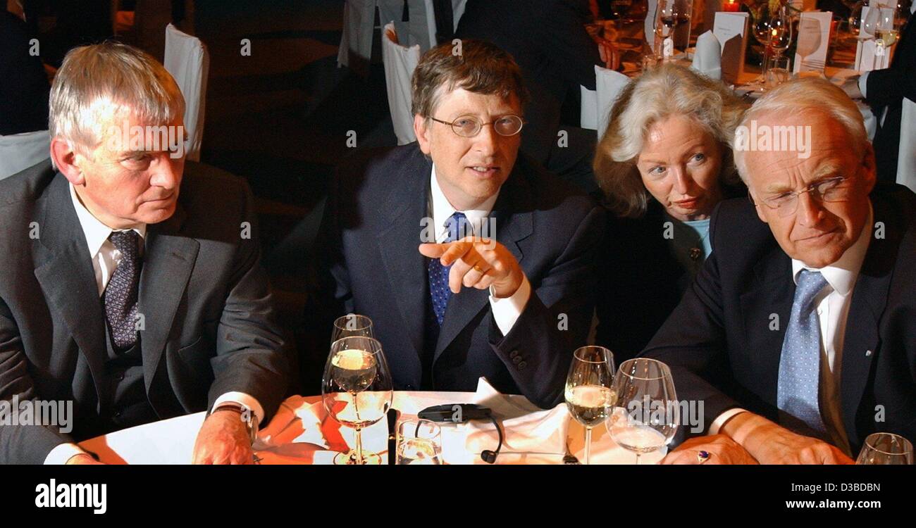 (Dpa) - Bill Gates (C), co-fundador de Microsoft, el Ministro del Interior alemán, Otto Schily (L), y el Primer Ministro de Baviera, Edmund Stoiber están celebrando el 20 aniversario de Microsoft Alemania en Munich, el 28 de enero de 2003. Microsoft quiere aumentar su compromiso social en Alemania. "Siempre nos hemos propuesto Foto de stock