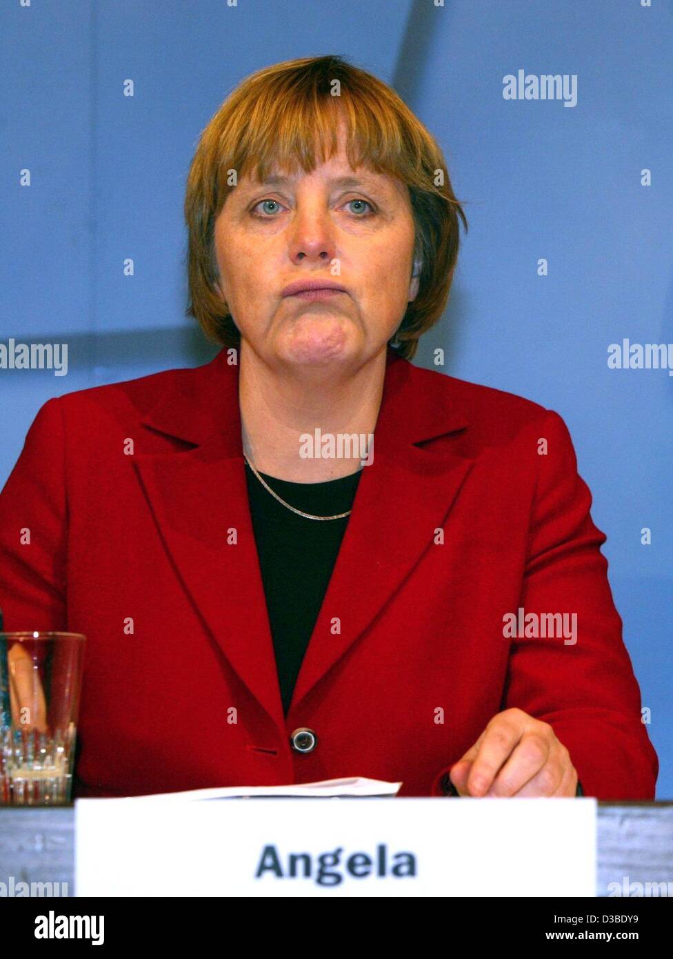 (Dpa) - Angela Merkel, Presidenta de la CDU, está detrás de un atril en la campaña electoral para las próximas elecciones regionales en el estado alemán de la Baja Sajonia, Osnabrück, Alemania, el 23 de enero de 2003. Merkel acusa al Canciller Schröder de no tomar el trabajo de los inspectores de armas de la unidad Foto de stock