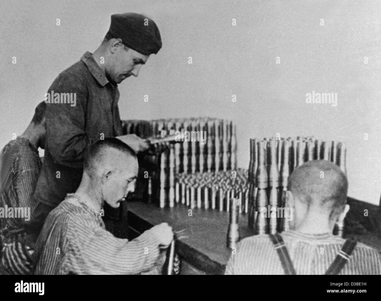 Los archivos de datos (DPA) - Los prisioneros del campo de concentración de Dachau fabricar material de guerra cerca de Dachau, en el sur de Alemania (sin fecha filer). Muchos prisioneros de campos de concentración eran obligados a trabajar en la industria de armamento durante la Segunda Guerra Mundial, así como a construir bunkers, operar maquinaria industrial y trabajo Foto de stock