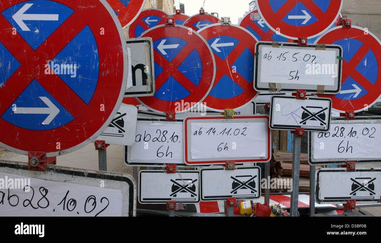(Dpa) - Un conjunto de signos sin parar es poner en el centro de Berlín, el 3 de enero de 2003. Al parecer, alguien quería asegurarse de que absolutamente ningún coche bloquearon la carretera... Foto de stock