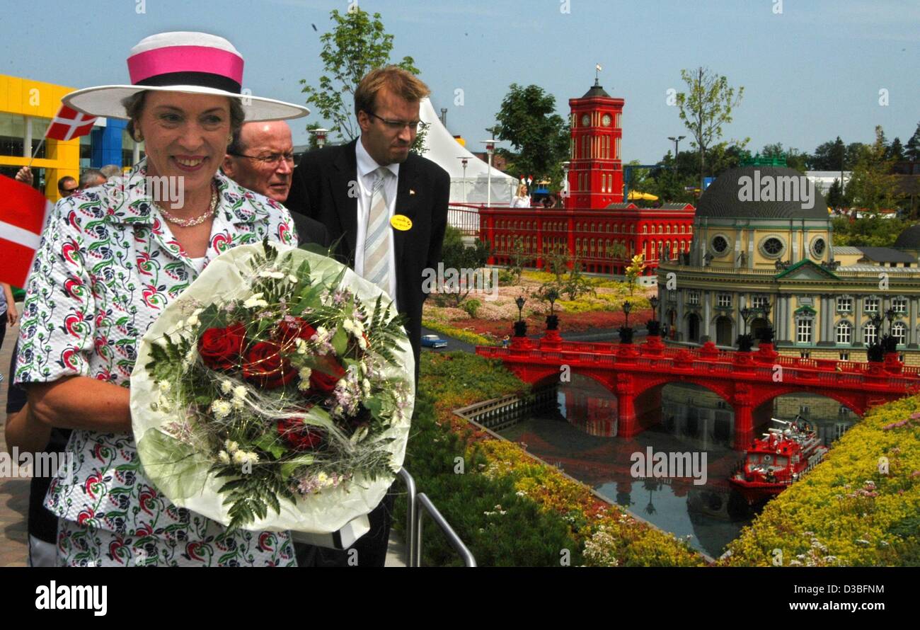 (Dpa) - La Princesa Benedikte de Dinamarca (delantero, L) y la gestión de negocios director del parque Legoland, Stig Blicher (atrás, R), paseo por el parque Legoland durante la visita al parque cerca de Legoland Guenzenburg, Alemania, el 26 de junio de 2003. El parque Legoland en Alemania celebra con banderas danesas y Foto de stock