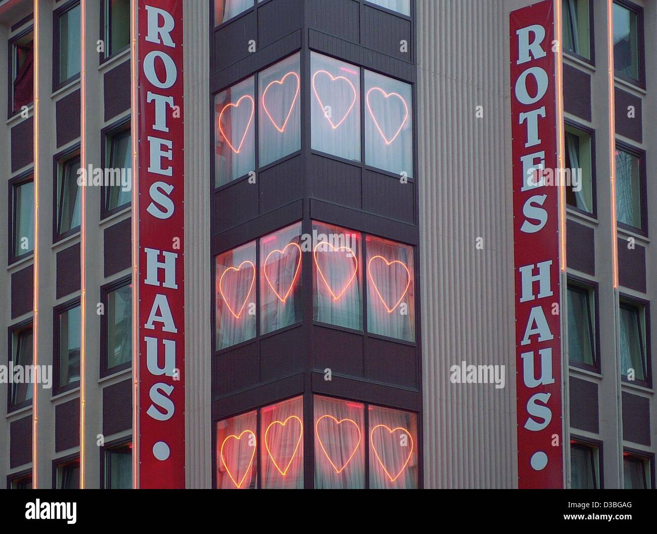 Dpa Luz De Neon Rojo Corazones Se Iluminan En Las Ventanas Del