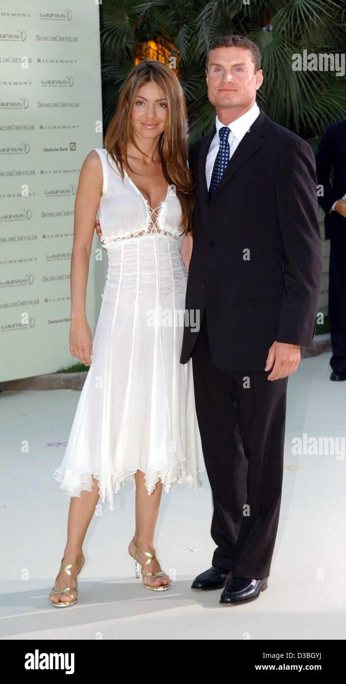 (Dpa) - Un piloto de Fórmula uno escocés David Coulthard y su novia Simone llegan a la cena de gala de los Premios Laureus en el club deportivo de Monte Carlo, el 19 de mayo de 2003. El 'Premio Laureus World Sports' será presentado el 20 de mayo de 2003 en Monte Carlo por cuarta vez. Foto de stock