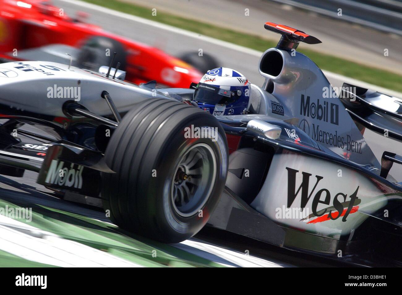 (Dpa) - Un piloto de Fórmula uno escocés David Coulthard (McLaren-Mercedes) carreras a lo largo de la pista con su coche de carreras de Fórmula uno en la vuelta de formación cualificante durante el Gran Premio de Austria en el A1-Ring racetrack en Zeltweg, Austria, el 16 de mayo de 2003. El gran premio de Austria, que es el sexto rac Foto de stock