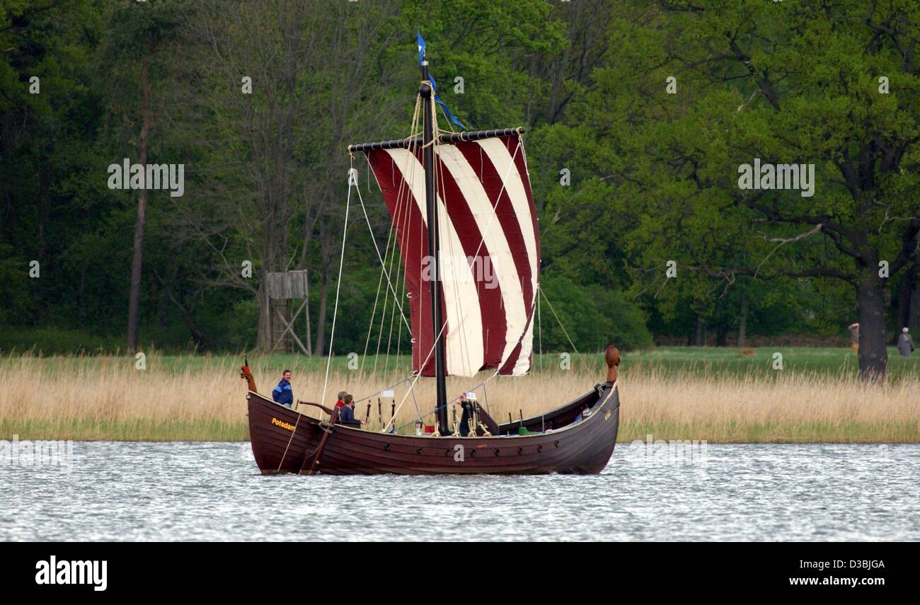 (Dpa) - "Kari", reproduce un barco vikingo, la foto en el río Havel cerca de Potsdam, Alemania, el 28 de abril de 2003. Ocho hombres desempleados construyó el barco de 15 metros de largo, una copia del barco Gokstad desde el siglo VIII, que fue rescatado de la Sande fiordo en Noruega en 1880. A partir del 1 de mayo de 2003, el KARI se Foto de stock