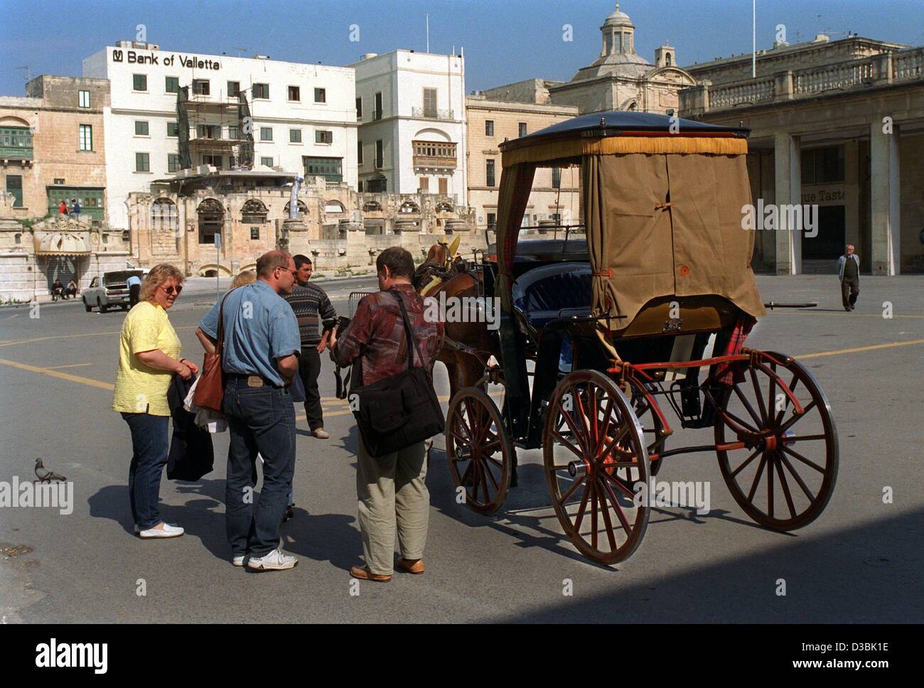 Los archivos de datos (DPA) - Los Turistas indagar acerca del precio de un paseo en un carruaje tirado por caballos en la Valletta, la capital de Malta, en marzo de 2002. Con una población de aproximadamente 370.000 habitantes, la República de Malta se compone de las islas de Malta, Gozo y Comino (Kemmuna), así como cuatro islotes deshabitados. Su población Foto de stock