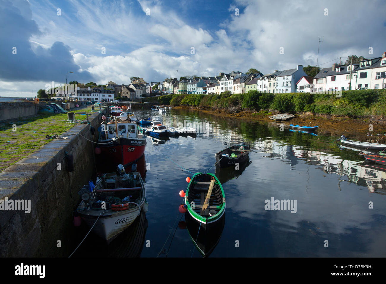 Los barcos de pesca en Roundstone Harbour, Connemara, Condado de Galway, Irlanda. Foto de stock