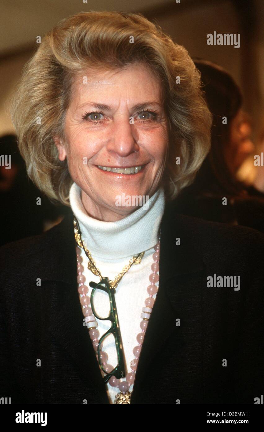 (Dpa) - Giovanna Gentile Ferragamo, responsable de las colecciones de damas de la empresa familiar de moda Ferragamo, picured durante el pret-a-porter muestra en París, el 2 de marzo de 2003. Foto de stock