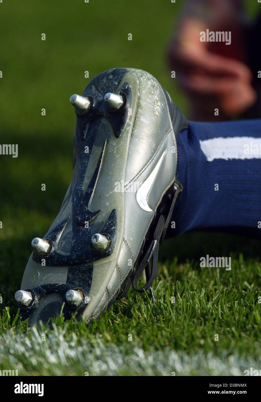 (Dpa) - La suela de un zapato de fútbol con espárragos de un jugador del club de fútbol alemán Hertha BSC Berlin se observa durante un partido de fútbol en Berlín, el 12 de abril de 2003. Foto de stock