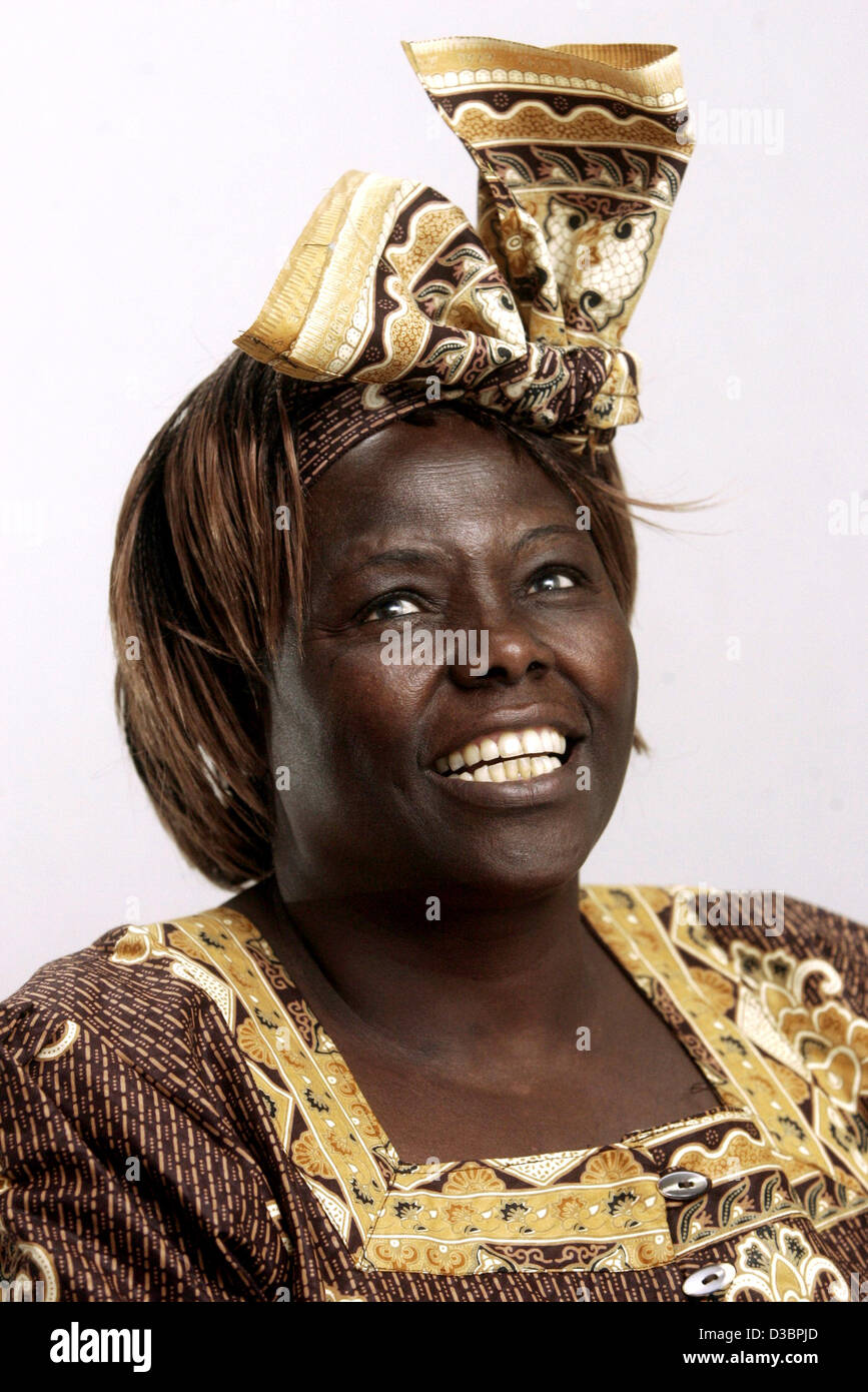 Dpa) - Kenian ganador del Premio Nobel de la Paz Wangari Maathai sonríe  durante una entrevista en Hamburgo, Alemania, el 14 de diciembre de 2004.  Los 64 años de edad, Ministro de
