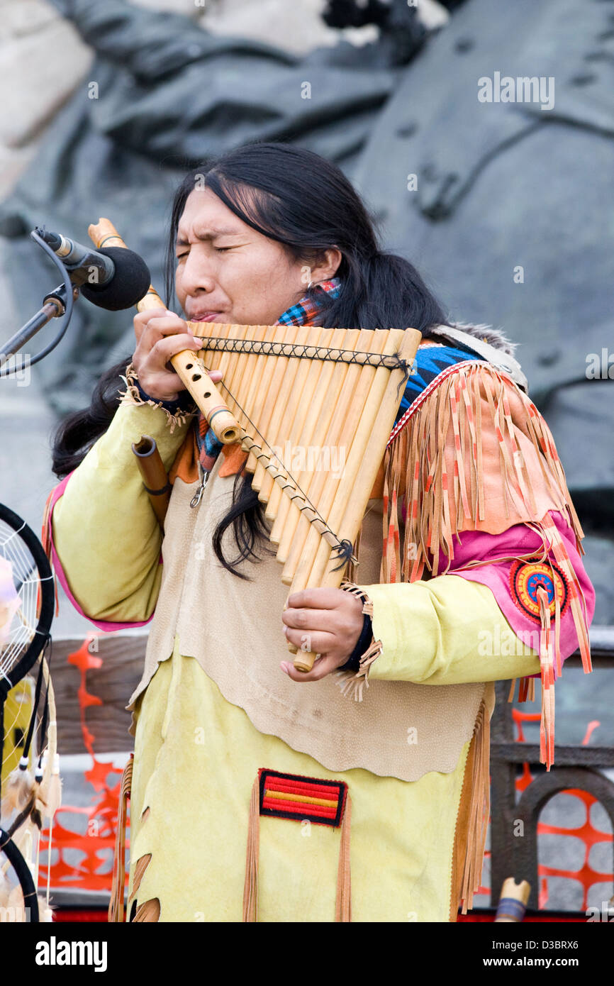 American Indian jugando el Panpipes una antigua forma de instrumento musical  Fotografía de stock - Alamy