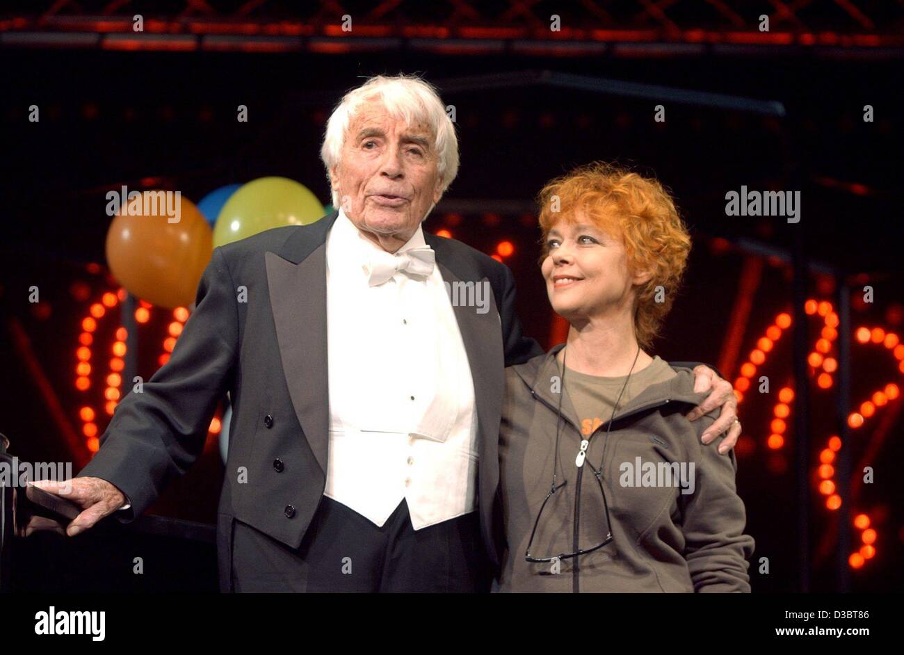(Dpa) - El actor alemán Johannes Heesters (L), vestido con un traje, se encuentra junto a su esposa y la actriz Simone Rethel durante el ensayo general para el musical 'Heesters - un homenaje musical' en el Teatro Marquart en Stuttgart, Alemania, el 17 de septiembre de 2003. Nacido en diciembre de 1903, inició Heesters hi Foto de stock