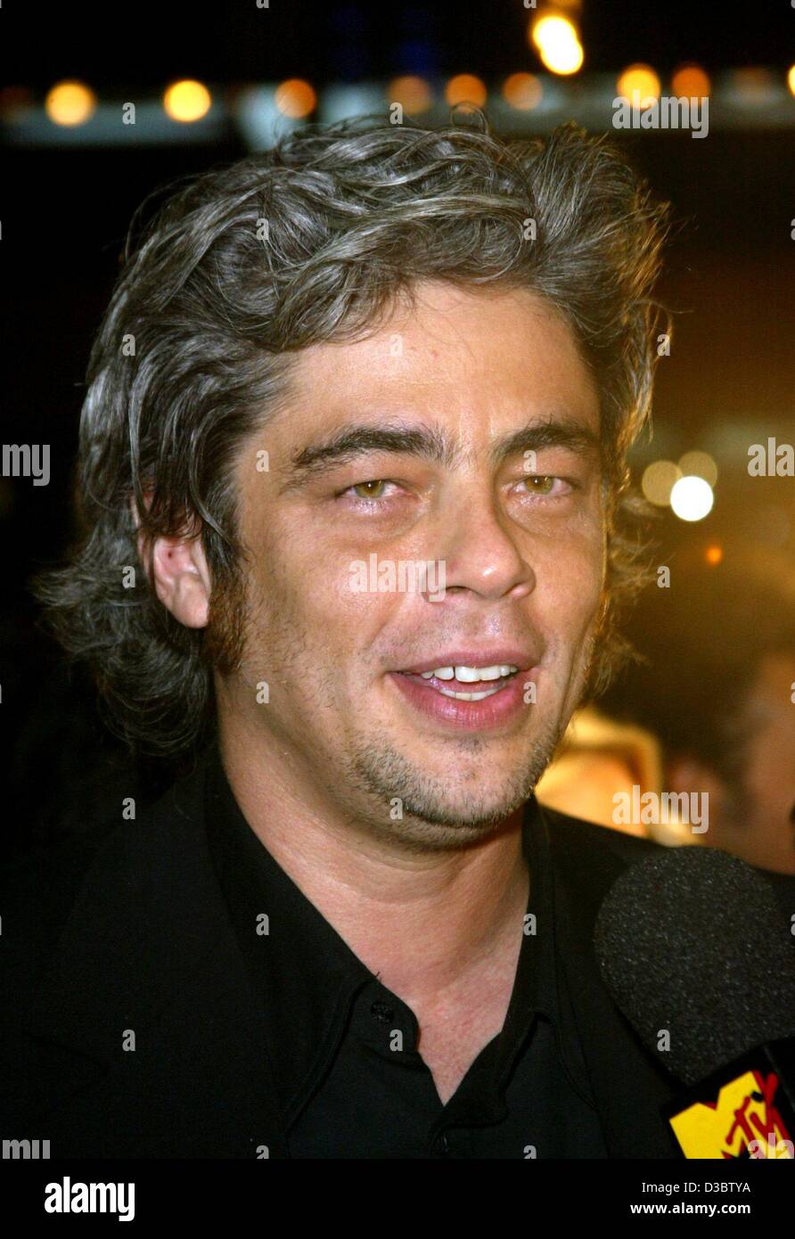 (Dpa) - El actor mexicano Benicio Del Toro habla en un micrófono durante el Filmfestival de Toronto en Canadá, el 8 de septiembre de 2003. Foto de stock