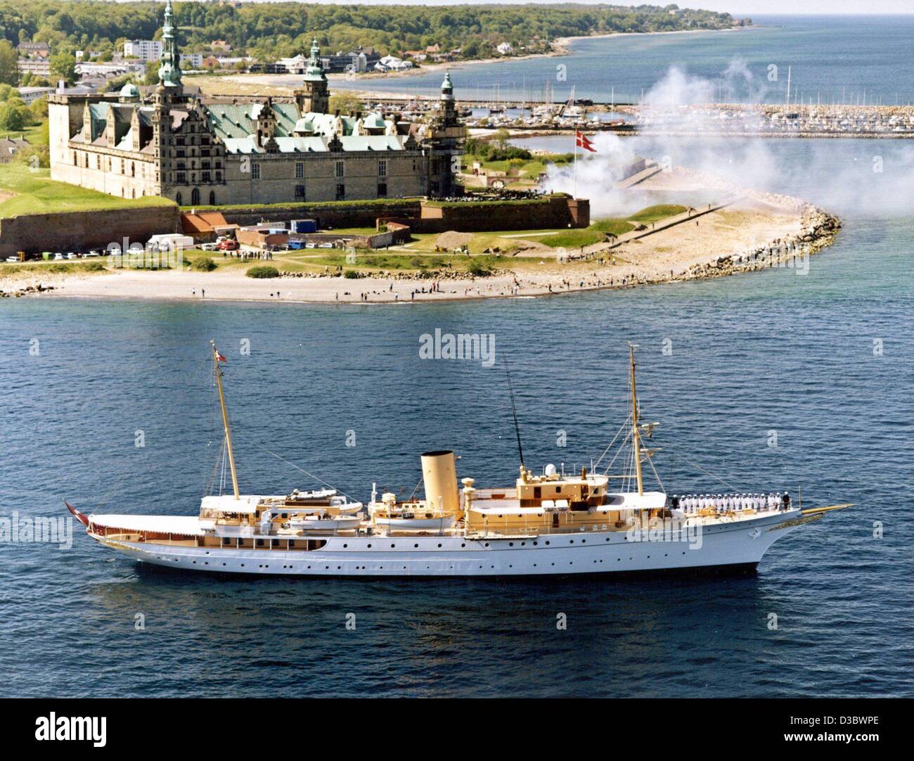 Los archivos de datos (DPA) - Dinamarca's Royal Yacht 'Dannebrog' es saludado desde el renacimiento castillo Kronborg cerca de Helsingor, Dinamarca (sin fecha, recientes filer). Kronborg es una lista de los sitios culturales de la Unesco. Foto de stock