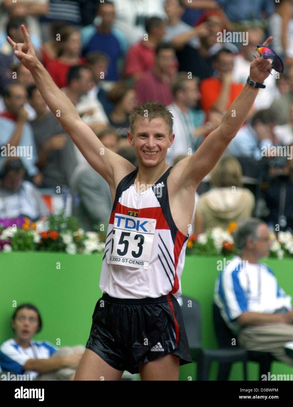 (Dpa) - atleta alemán Andreas Erm cheers después del hombre de 50 km de caminata en el 9º Campeonato Mundial de Atletismo de la IAAF en el Stade de France, en París, el 27 de agosto de 2003. Él gana el Bronce con 3:37:46 horas. Foto de stock