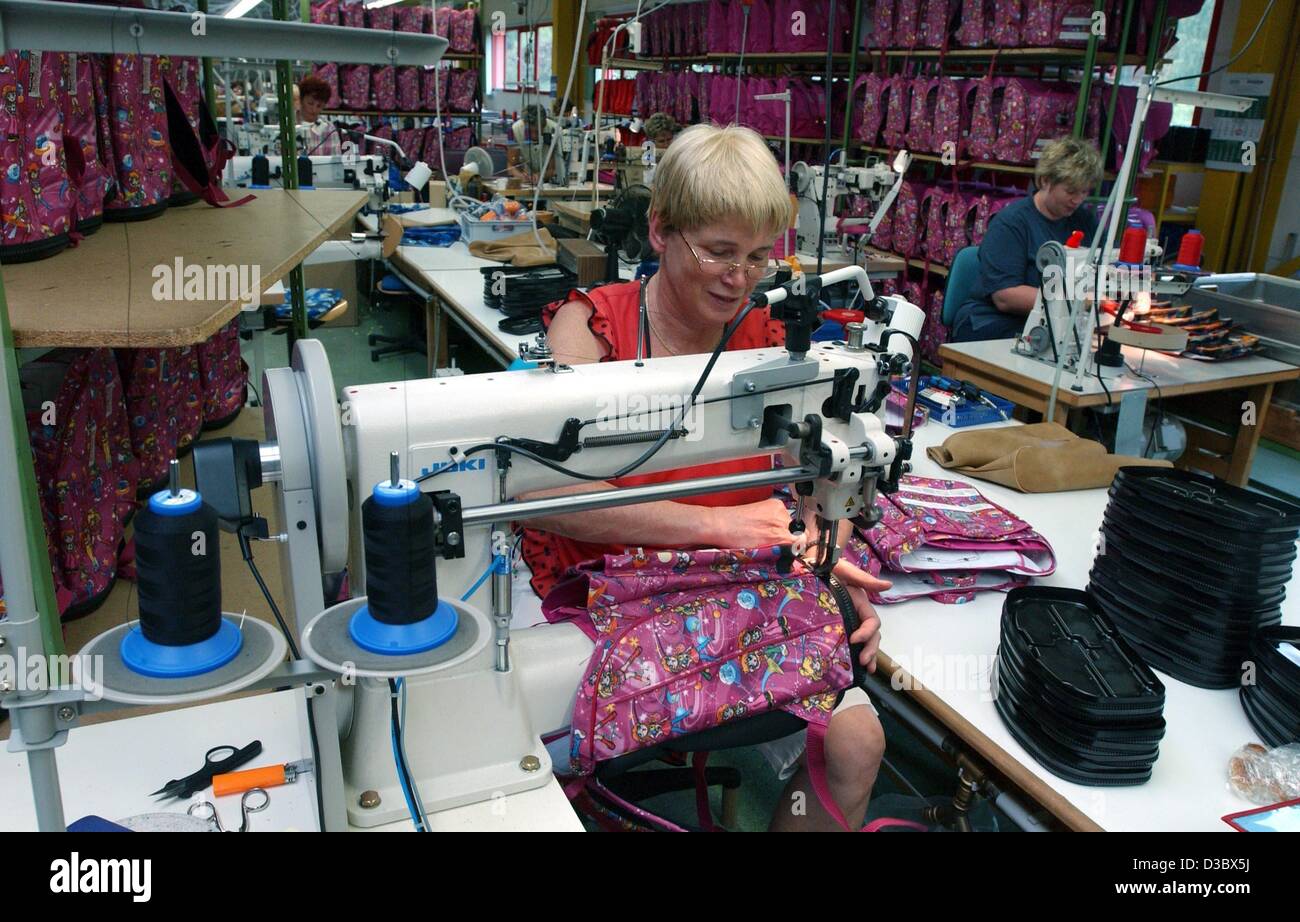 Dpa) - mochilas escolares son fabricados en la fábrica de mochilas escolares  McNeill en Eberswalde, Alemania, 19 de junio de 2003. Las bolsas tienen una  forma ergonómica y tienen que ser no