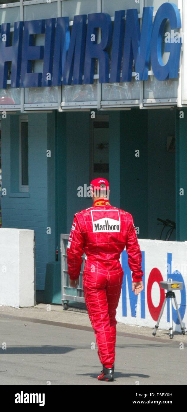 (Dpa) - El alemán campeón reinante de fórmula uno de Ferrari Michael Schumacher camina a boxes después del Grand Prix de Fórmula uno alemán en el Hockenheimring Race Track en Hockenheim, Alemania, 3 de agosto de 2003. Schumacher ha finalizado séptimo. Foto de stock