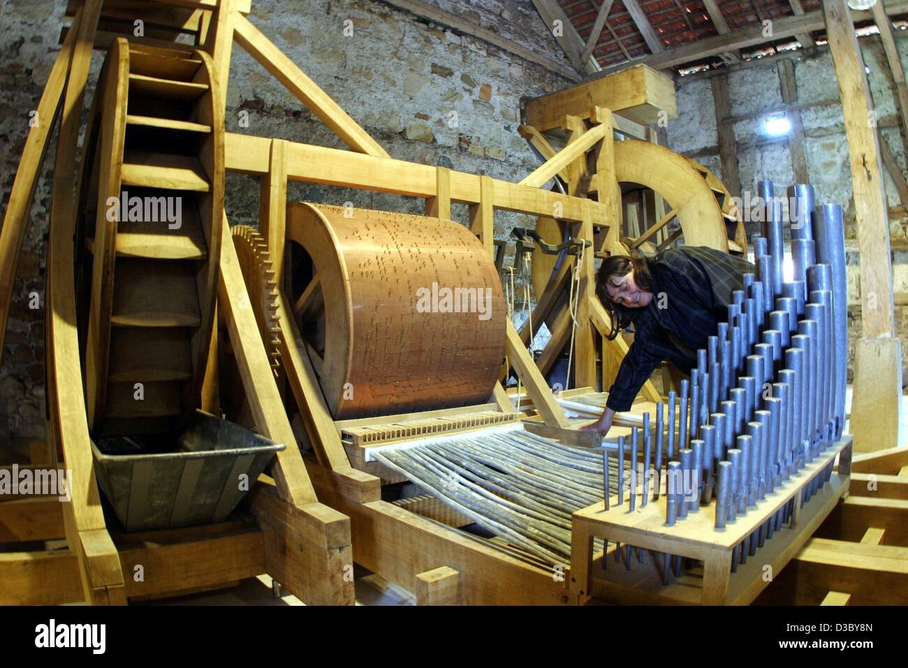 Dpa) - dos máquinas de música de Salomon de Caus están montados en un  granero del monasterio Michaelstein en Blankenburg, Alemania, 22 de mayo de  2003. Las máquinas de madera trabajar con