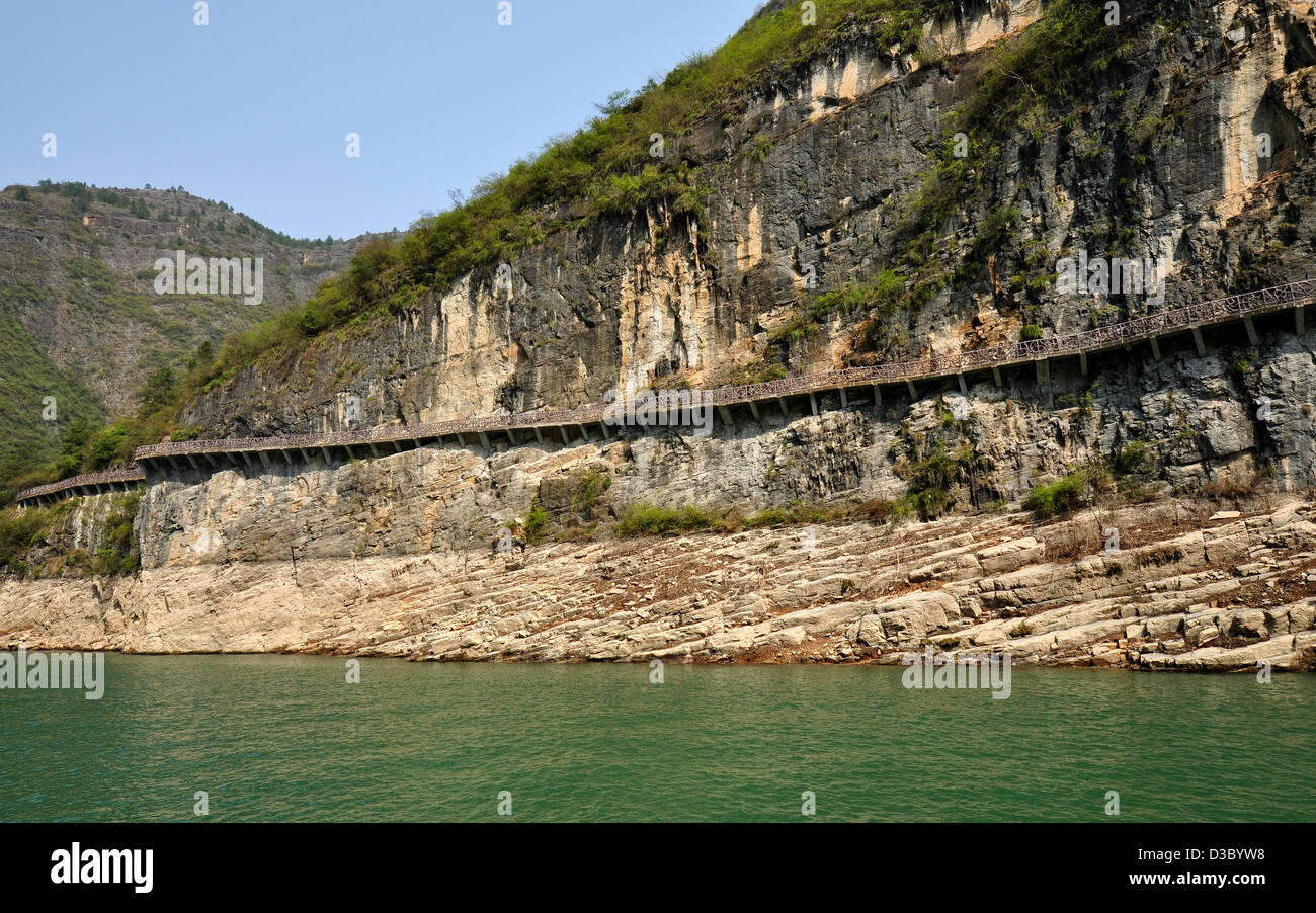 Pasarela construida sobre escarpados acantilados en el menor de los Tres Desfiladeros, Wushan, Chongqing, China Foto de stock