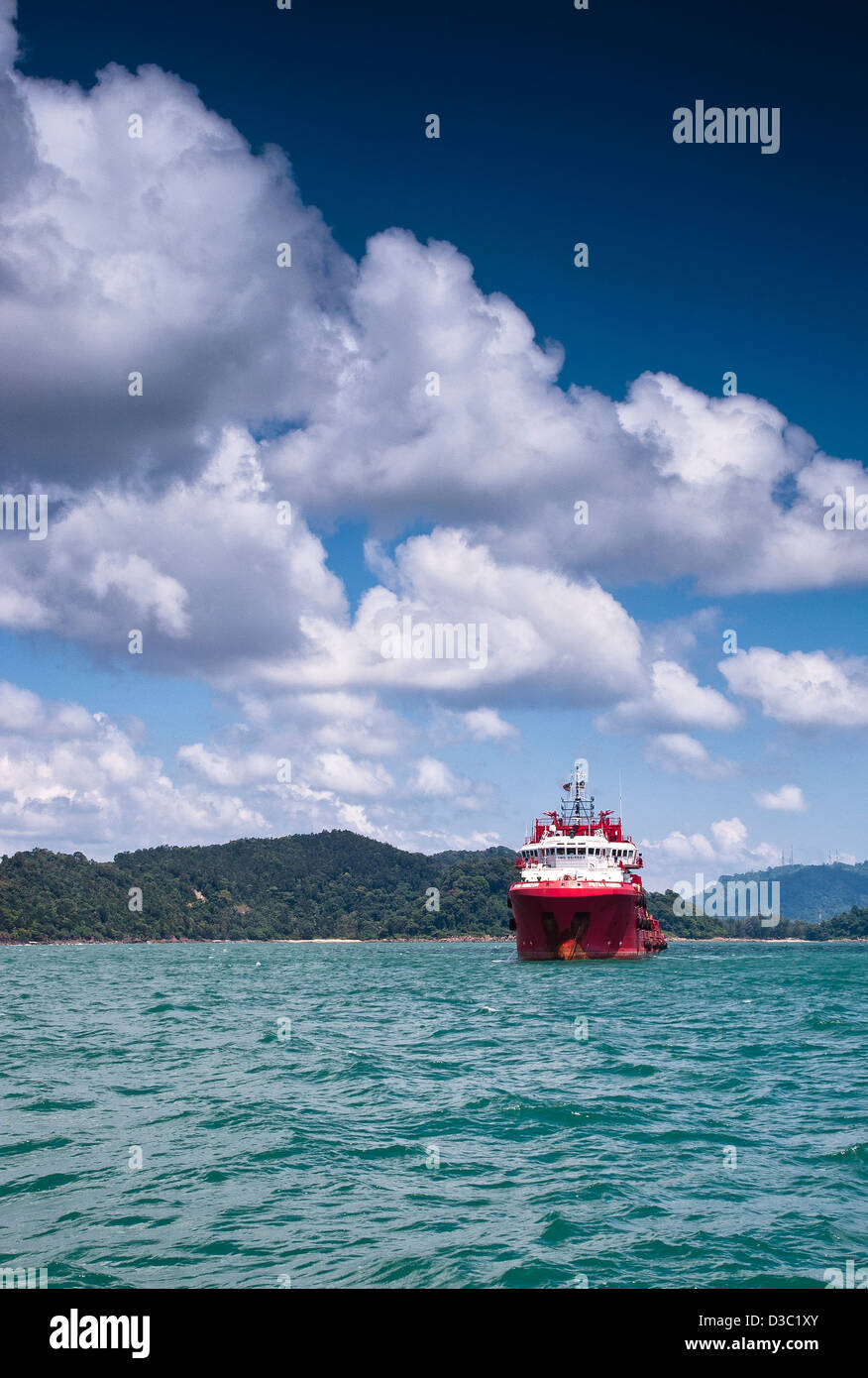 Buque de suministro Offshore anclaje en Malasia port Foto de stock