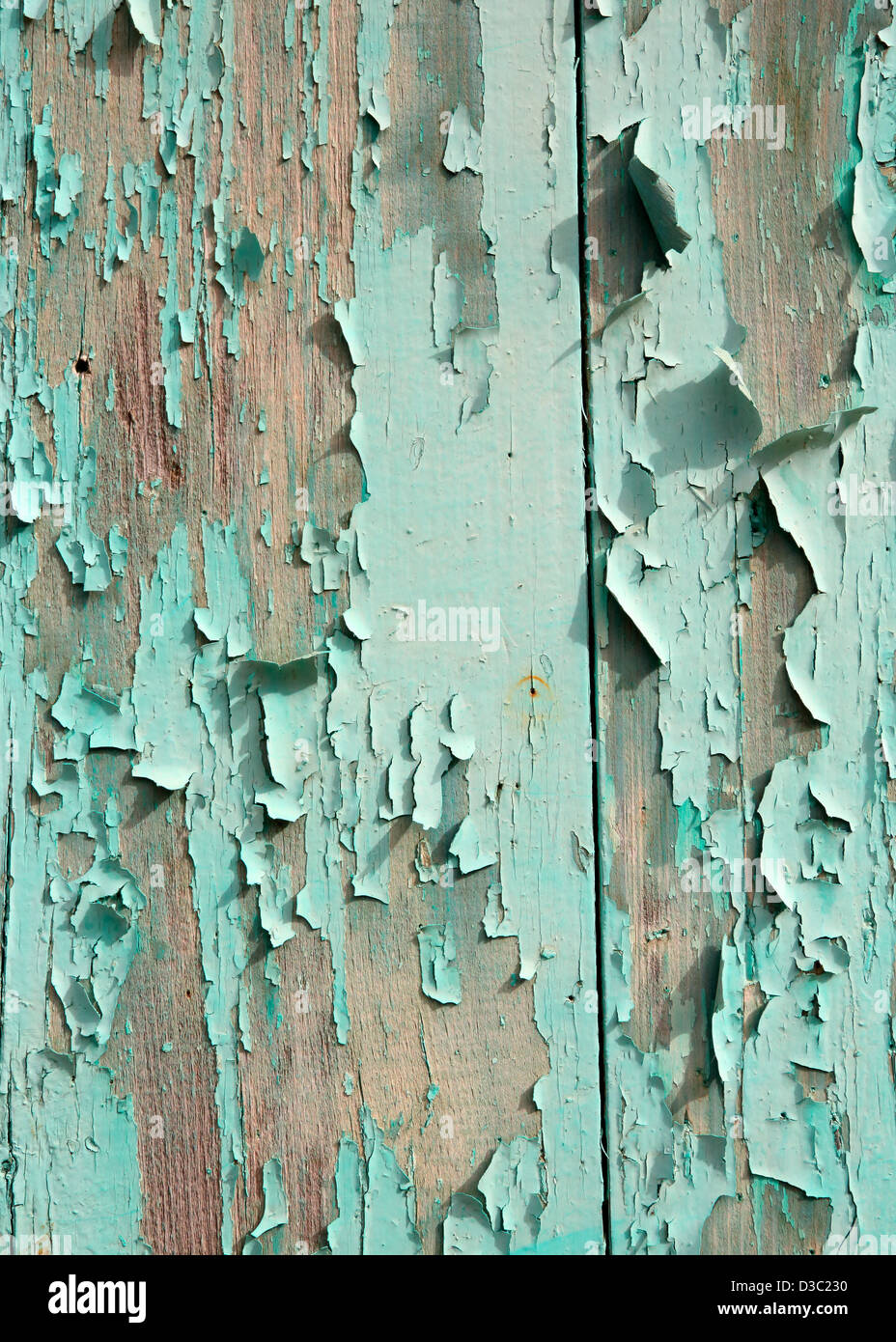 La pintura descarapelada turquesa sobre fondo de madera Foto de stock