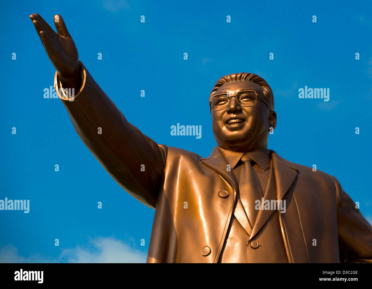 Estatua de Kim Jong Il en el gran monumento de la colina Mansu, Pyongyang, Corea del Norte Foto de stock