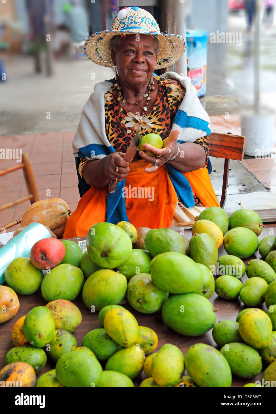 Mujer vendiendo mango fotografías e imágenes de alta resolución - Alamy