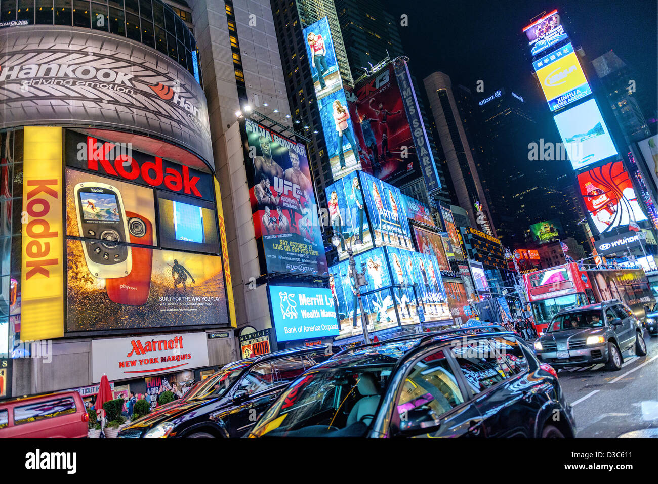 Times Square en la calle 42 de Manhattan, Nueva York Noche Foto de stock