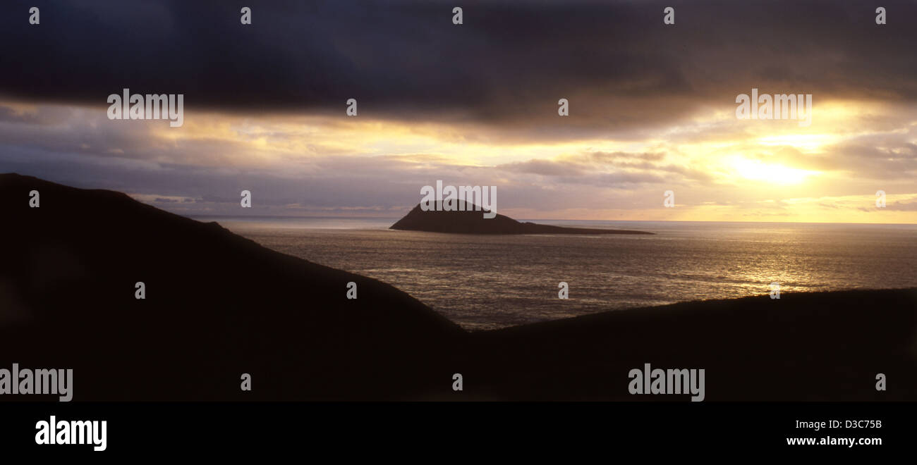 La Isla Bardsey (Ynys Enlli) invierno atardecer desde cerca de Braich y Pwll cerca de la península de Llŷn Aberdaron Gwynedd North Wales UK Foto de stock