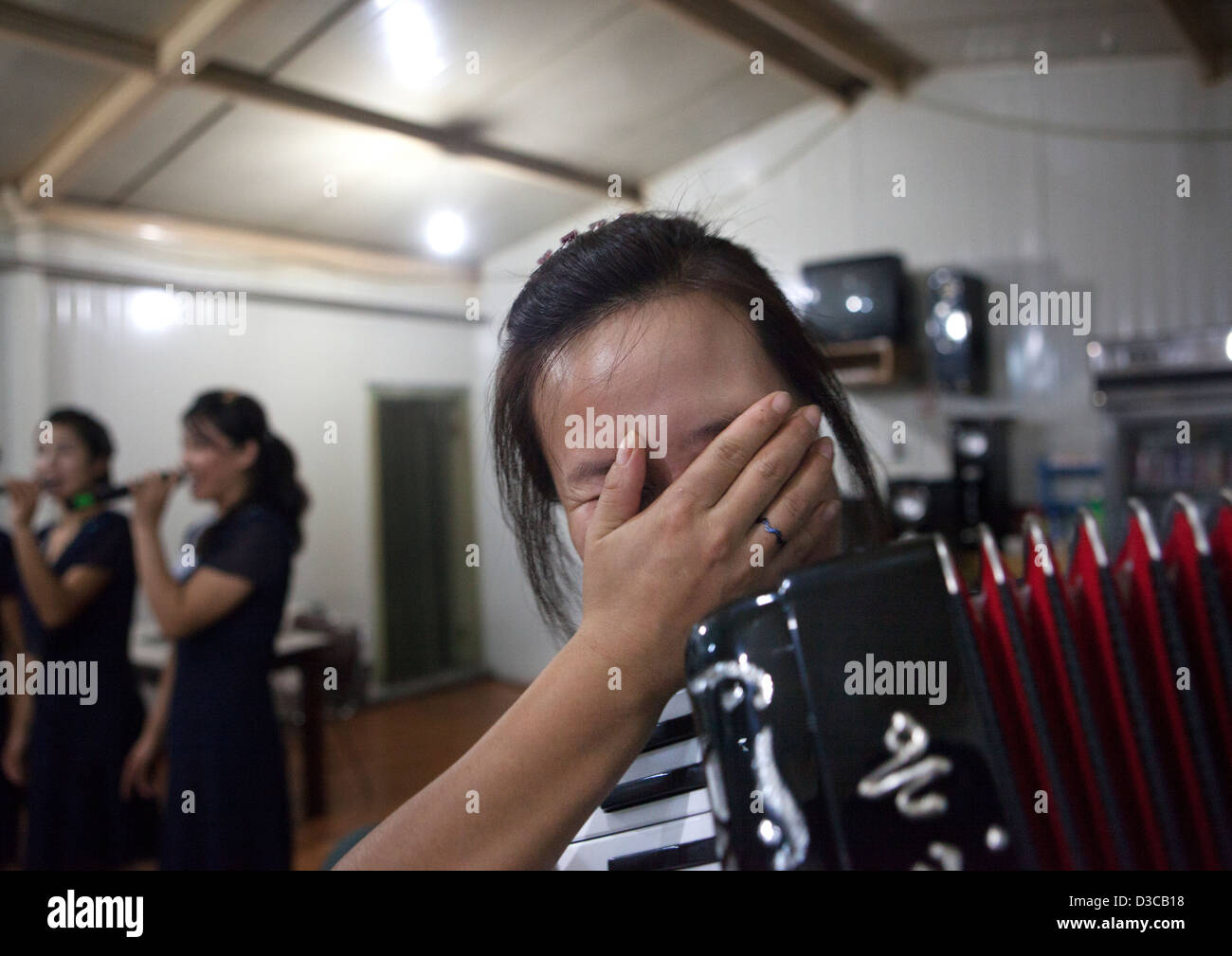 Corea del Norte tocando acordeón de camarera en un restaurante, Pyongyang, Corea del Norte Foto de stock