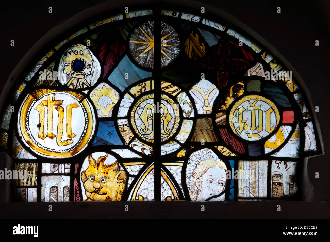 Fragmentos de vidrieras medievales, la Iglesia de Todos Los Santos, la Iglesia Lench, Worcestershire, Reino Unido Foto de stock