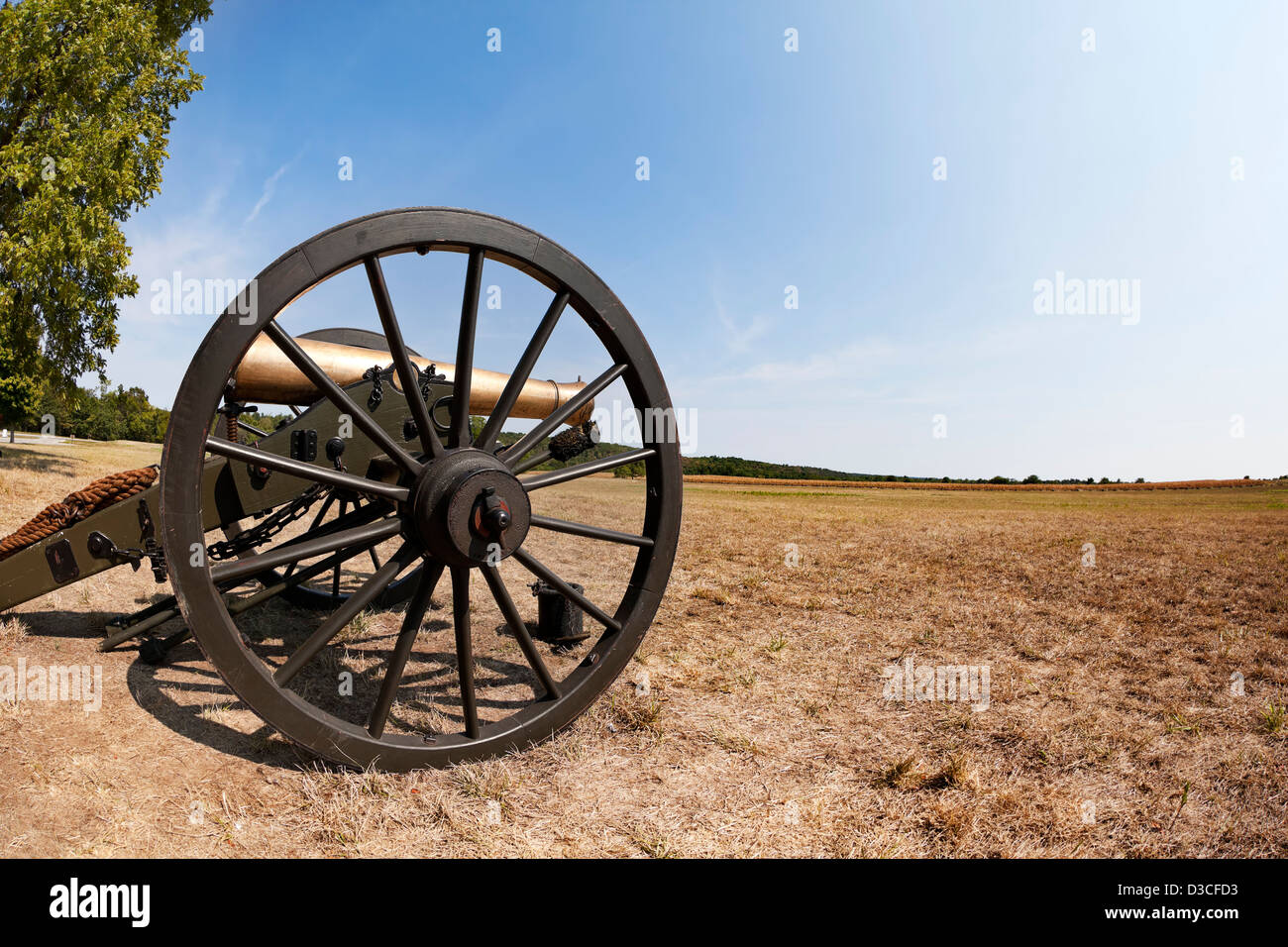 Un primer plano de un cañón de la guerra civil en un campo abierto. Foto de stock