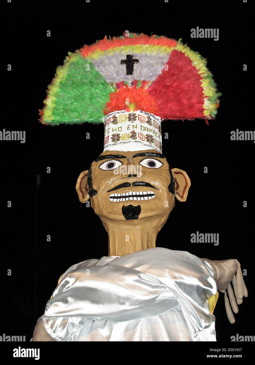 Papier mache cabeza de títere gigante gigante bailarín con precioso tocado de plumas bailando en desfile en el Zócalo de Oaxaca Foto de stock